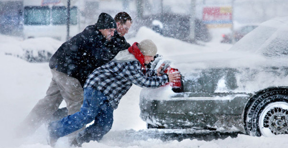 Помощь друзей при выталкивании авто из снега